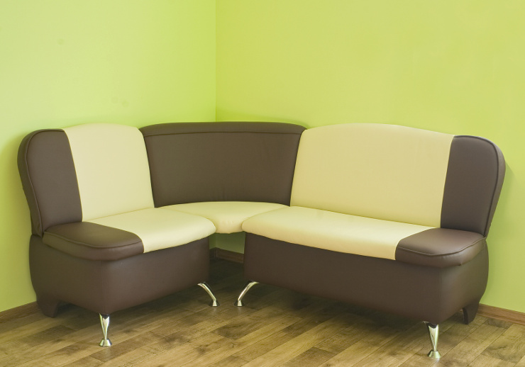 Ein Ledersofa macht sich auch als Ecksofa sehr schick. (Bild: © vovan - Fotolia.com)