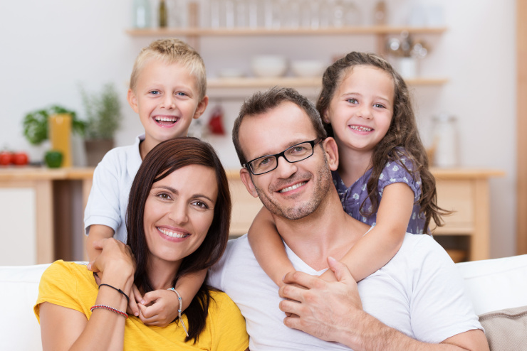 Ein Ledersofa macht der ganzen Familie Freude. (Bild: © contrastwerkstatt - Fotolia.com)